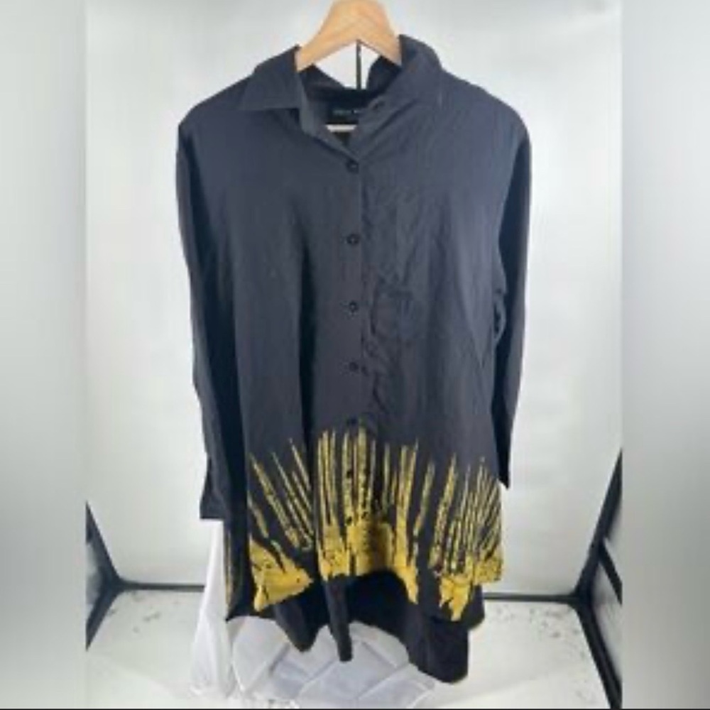 Vante Couture Black and Yellow Button-Up Shirt